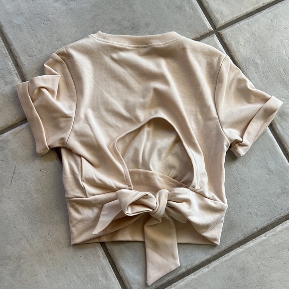 Cropped open back bow tie shirt - Picture 2 of 2